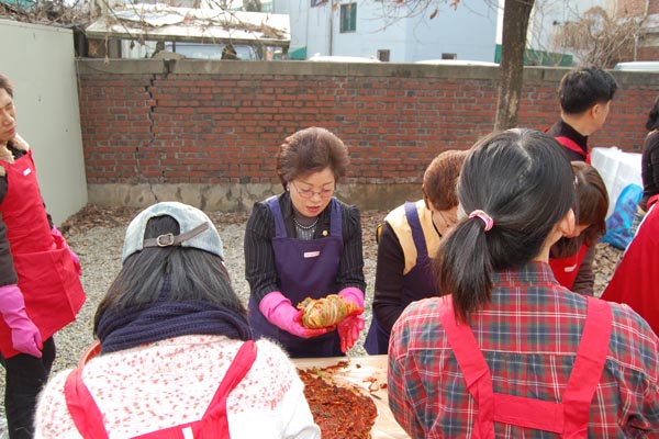 사랑의 연탄나눔 및 김장담그기 봉사