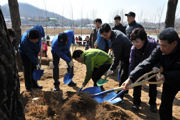 다문화 가정과 함께하는 푸른 수목원 나무심기