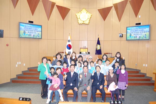 서울덕의초교 해누리국악단 회원 구로구의회 방문